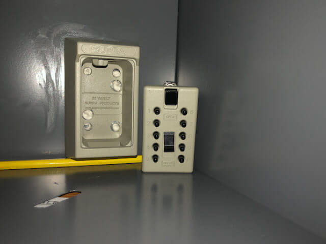 Schlüsseltresor für Milchkasten Installation mit Klebstoff - image 2b